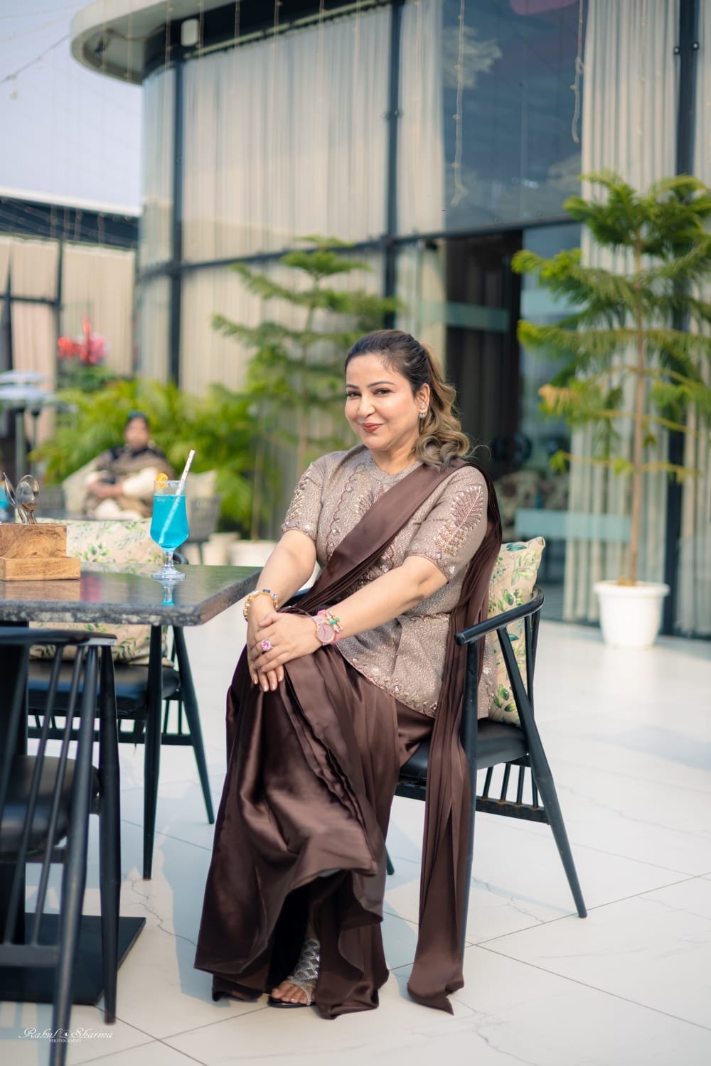 Hena Mohi — Sophisticated Lounge Charm