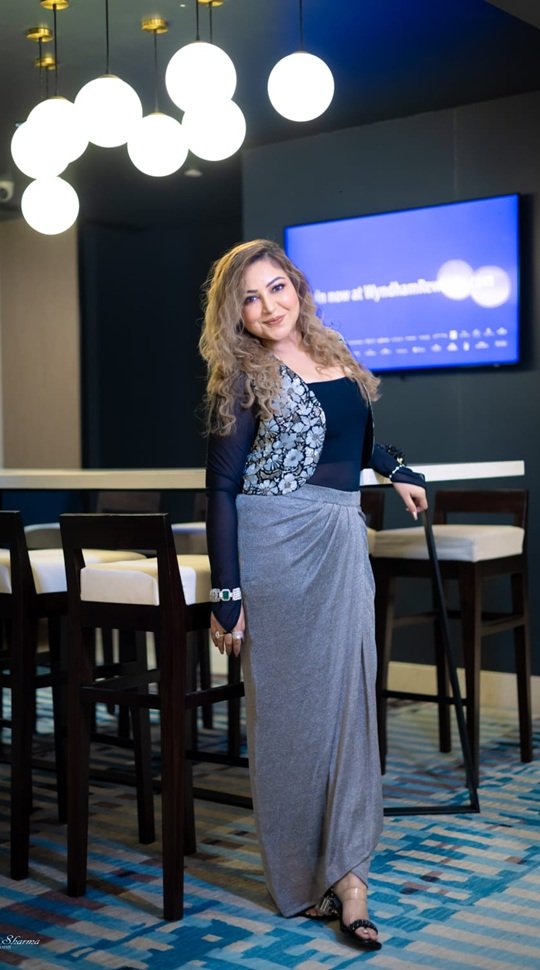 Hena Mohi — Style & Elegance